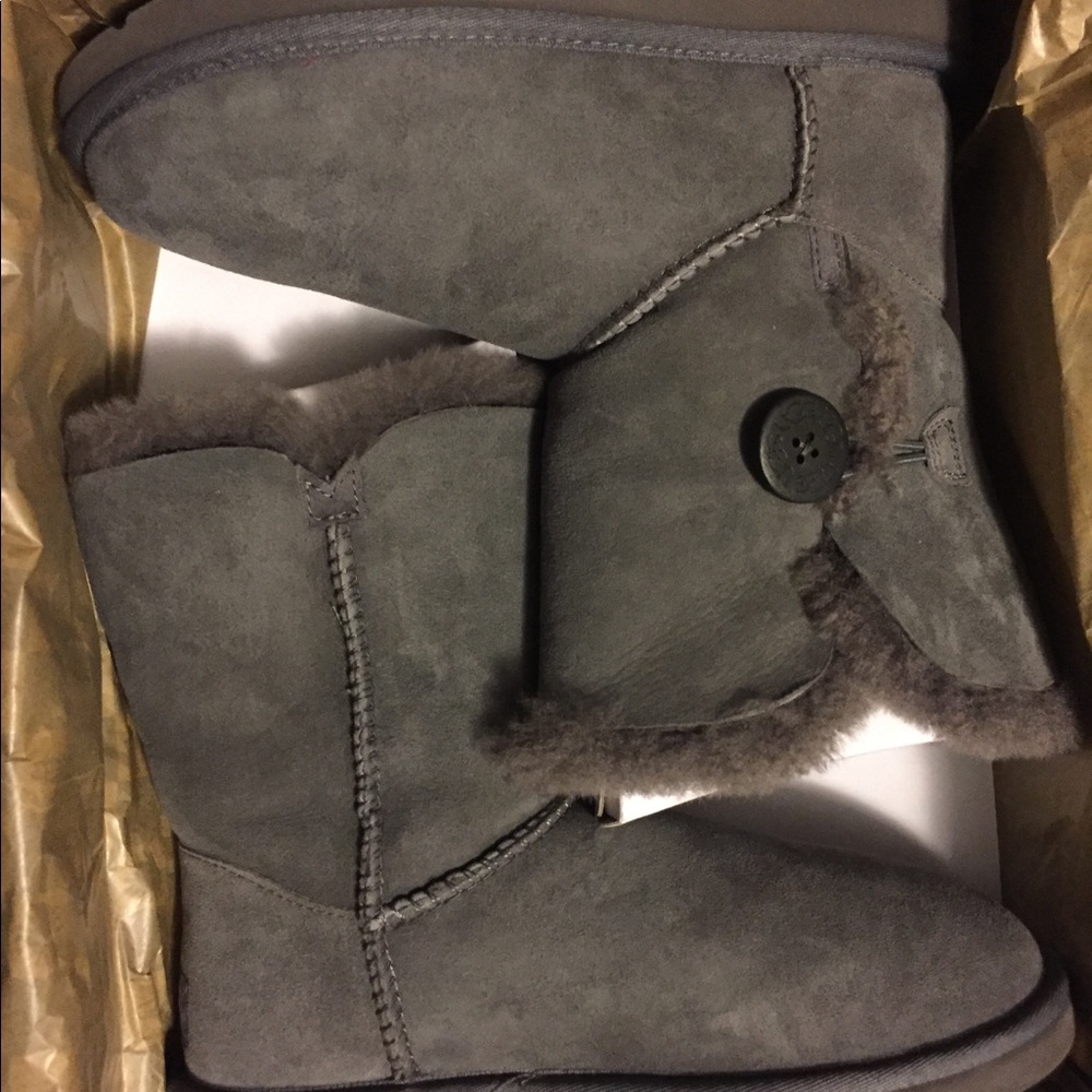 Ugg with Bailey Button grey